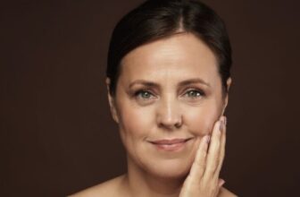 Wie kann ich feine Linien und Falten mit Hautpflege reduzieren?