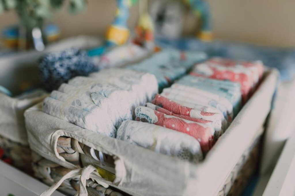 Wie organisiert man Babykleidung im Kinderzimmer?
